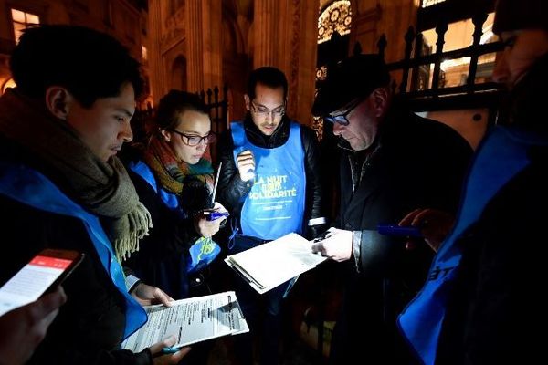 Des bénévoles lors de la Nuit de la Solidarité le 7 février 2019 à Paris. 