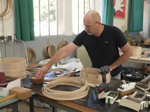 Florian Houdmon, ancien ébéniste, a décidé de se lancer dans la fabrication artisanale de tamis.