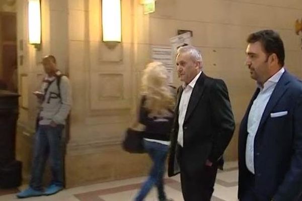 17/09/13 - Jean-Angelo Guazzelli (centre) avec son avocat à son arrivée au palais justice de Paris