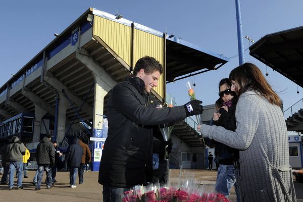 Pour certains la Saint-Valentin se passe au stade...