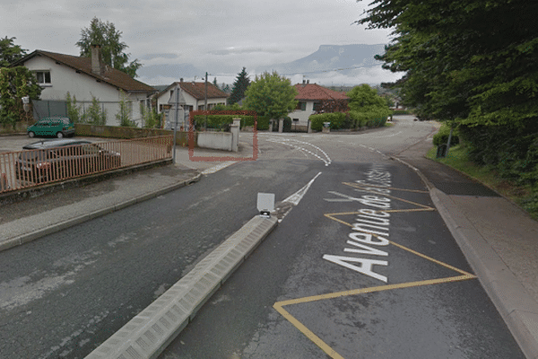 La voiture s'est déportée à gauche et a terminé sa course dans ce pilier en béton qui tient un portail.