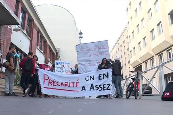 Des animateurs périscolaires en grève dans les écoles de Montrouge (Hauts-de-Seine).