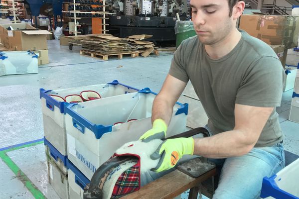 La fabrication des pantoufles est repartie sur le site de Rivières en Charente avec la holding de "La Manufacture Charentaise".