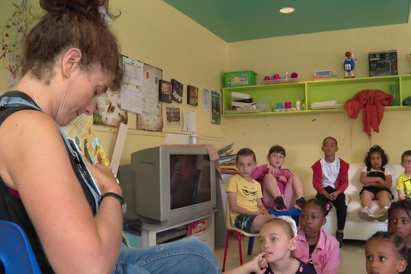 Fanny Caspar, professeure des écoles, participe à l'opération "Cartables en vacances" depuis plusieurs années auprès des enfants du quartier de La Guérinière.