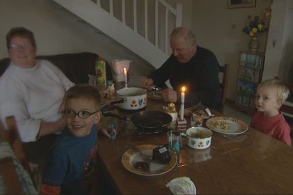 Cette famille d'Estry dans le Calvados était privée d’électricité depuis le lever du jour jusqu'à l'intervention des équipes d'ERDF. Le courant devrait être rétabli dans la soirée du 24 décembre.