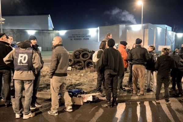 Des gardiens bloquent les accès de la prison de Vezins-le-Coquet au petit matin le 14 janvier 2014