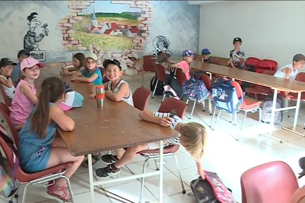 Le sous-sol de la mairie abrite une classe de l'école d'Ancey, pour rester au frais !