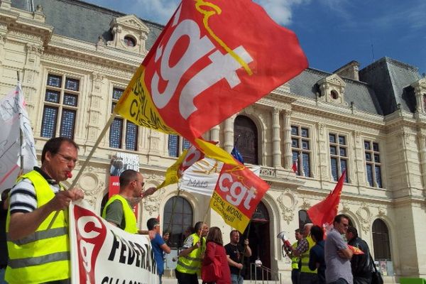 Les manifestants de Federal Mogul devant l'hôtel de ville de Poitiers