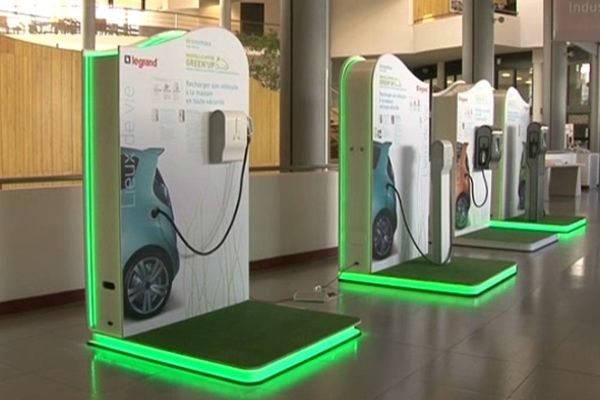 Présentoir de prises pour voitures électriques chez Legrand