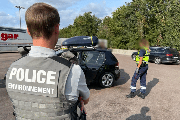 Contrôle des espèces exotiques, par la police de l'environnement et les douanes de Dijon, sur une aire d'autoroute de l'A6