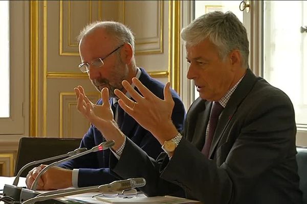 Yannick Haury (à gauche) et Henri-Michel Comet (à droite) lors de la conférence de presse sur les migrants de Saint-Brévin le 7 octobre 2016