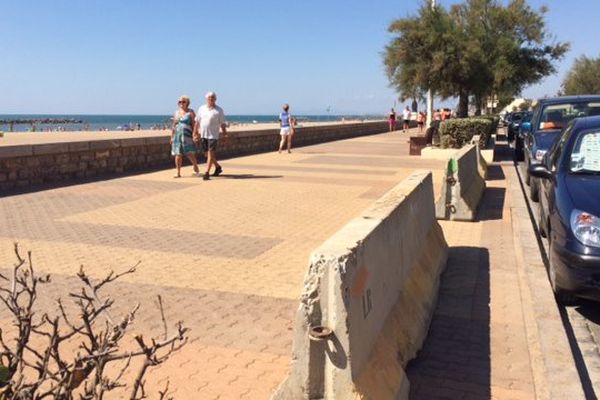 Valras (Hérault) - des plots en béton pour sécuriser la promenade du bord de mer - 28 juillet 2016.