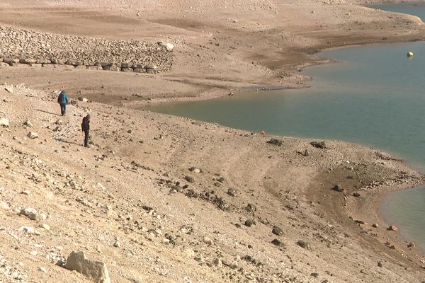 Les rives du lac de Vouglans dans le Jura, dont le niveau est très bas.