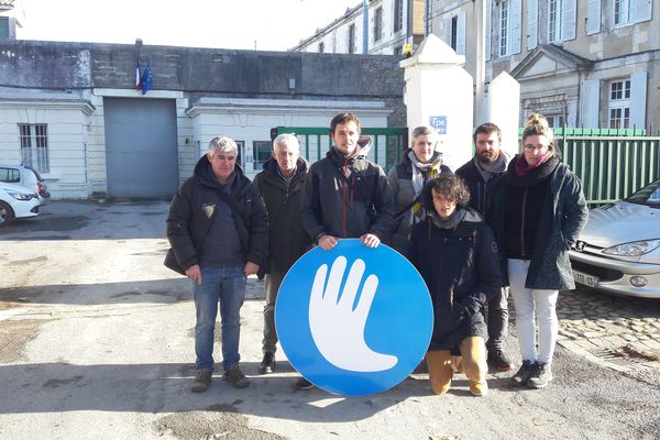 Des membres de l’association de défense des familles de prisonniers basques devant le prison de St-Martin de Ré