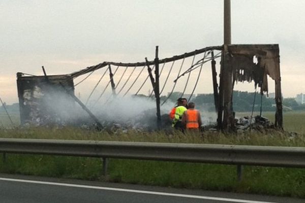 Le camion brûlé sur l'A16.