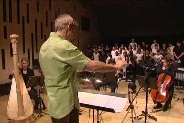 Le chef d'orchestre Raoul Lay et les jeunes en répétition