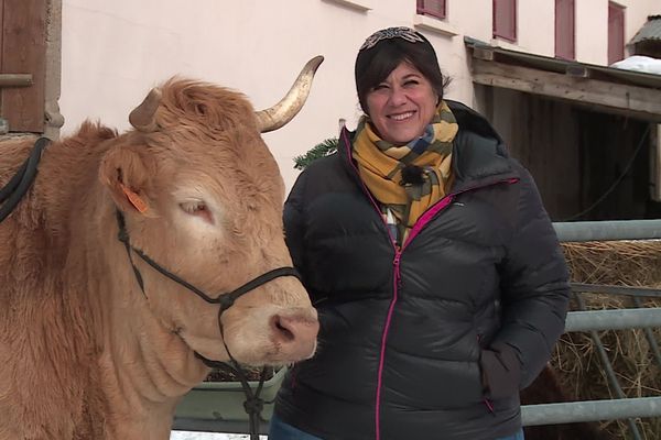 Elsa Panadès, journaliste-présentatrice d'Aquí Sem, en compagnie de Galilée, une des pensionnaires de la Ferme du Rialet à La Llagonne.