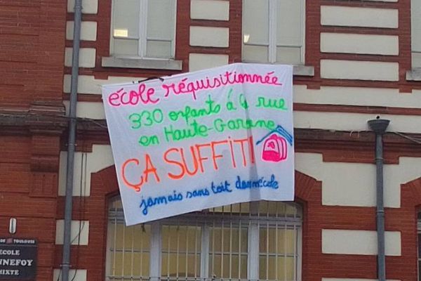 Réquisition de l'école Bonnefoy par le collectif "Jamais sans toit dans mon école" pour mettre à l'abri une famille sans logement.