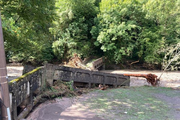 Le pont de Cette-Eygun n'a pas résisté à la force de l'eau et des branchages.