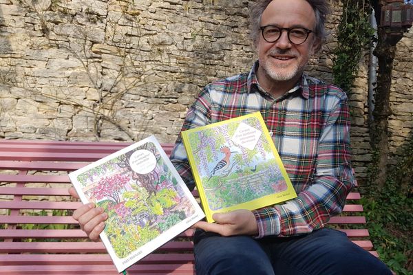 Fred Bernard pose avec ces deux "carnets de jardin"