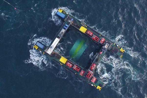 La barge qui a permis l'immersion de la seconde hydrolienne au large de Paimpol - mai 2016