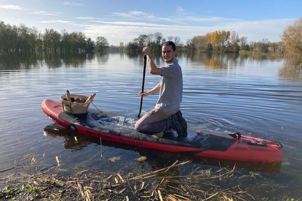 Après les tempêtes, Charles Huberdeau vend une partie de son pain en livraison, à bord de son paddle.