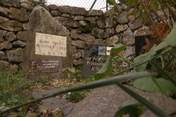 Cévennes - Dans la tradition protestante, les morts sont enterrés à proximité des maisons - 01.11.19