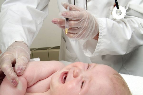 Les nourrissons de moins de six mois sont les plus à risque. Le vaccin contre la coqueluche est obligatoire et la première injection se fait à deux mois.