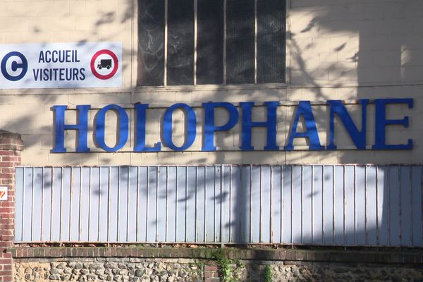 Installée depuis 102 ans, la verrerie Holophane employait 208 personnes aux Andelys (Eure)