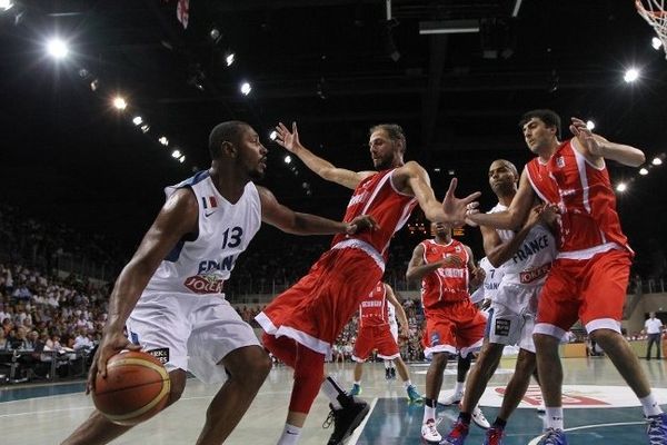 Le Français Boris Diaw (G) écarte le Géorgien Viktor Sanikidze lors du match amical France - Géorgie, le 17 août à Antibes