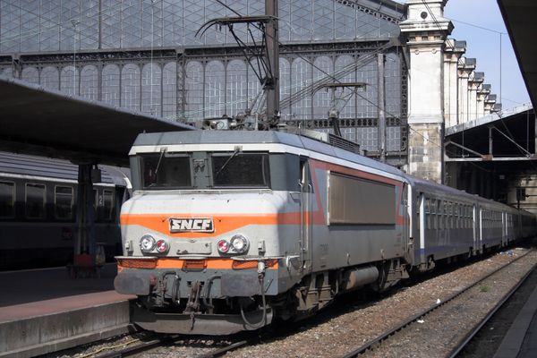 Une locomotive BB 7200 en gare d'Austerlitz à la fin des années 2000.