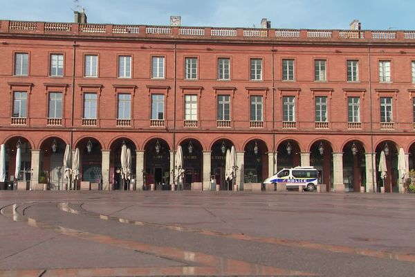 17 mars 2020 : la France est confinée à cause de la crise Covid. La place du Capitole, à Toulouse, est désertée.