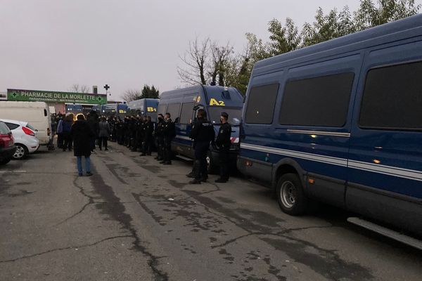 Les policiers ont formé un cordon de sécurité pour empêcher les militants de s'approcher.