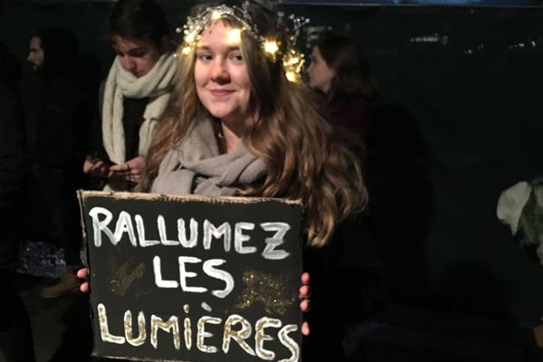 Pancartes et lampes torches, elles demandent de meilleurs aménagements pour plus de sécurité.