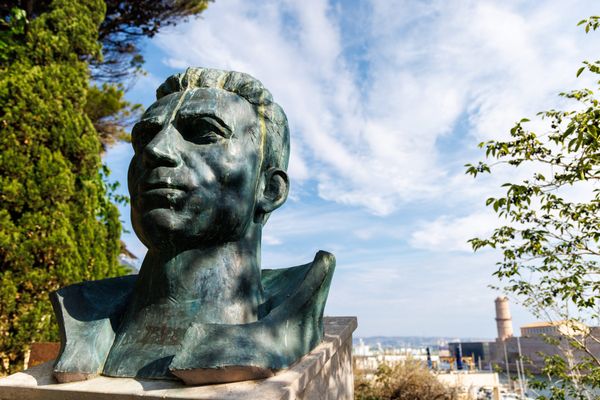 Le buste de Missak Manouchian au-dessus du Vieux-Port de Marseille