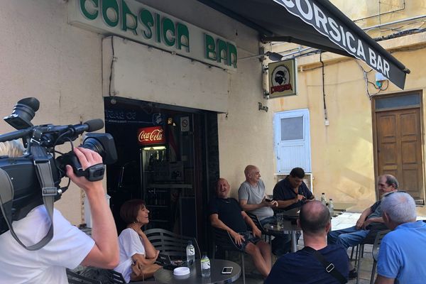 Un caffè di quartieru inde u vechju Bastia