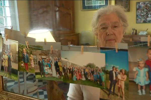 Jacqueline habite Toulon et reçoit par la poste des photos de ses petits-enfants grâce à l'application.