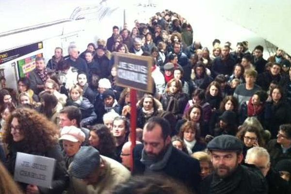 Une foule compacte se presse dans le métro à la station Arts et Métiers