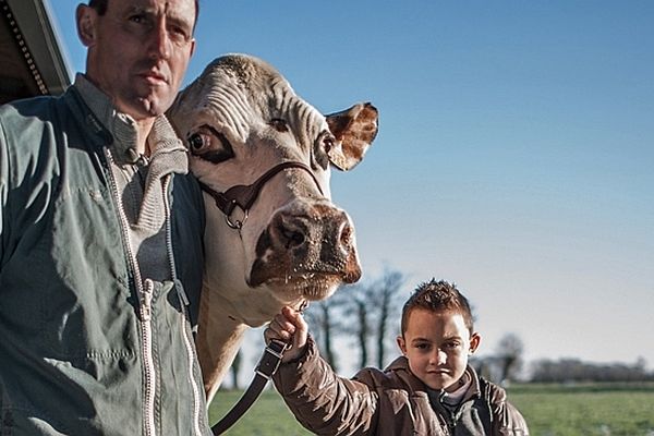 Mathieu Fercoq et son fils Gabin avec au centre : Aronde, la mascotte du salon de l'agriculture 2013