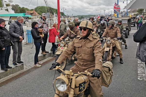 La parade de 200 véhicules historiques à Port-en-Bessin, ce 7 juin 2019 pour fêter les 75 ans de la libération de la ville.