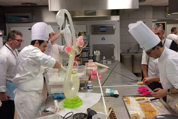 Une trentaine de pâtissiers a participé à la demi-finale du concours de meilleur ouvrier de France les 24 et 25 janvier à Yssingeaux, en Haute-Loire. 