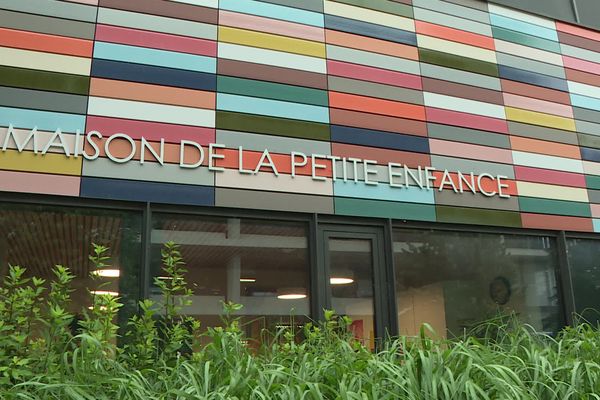 La région est l’une des moins bien dotées en solution de garde d’enfants : 56 places d’accueil sont disponibles pour 100 enfants de moins de 3 ans alors que la moyenne nationale est de 68 places pour 100 enfants de moins de 3 ans.