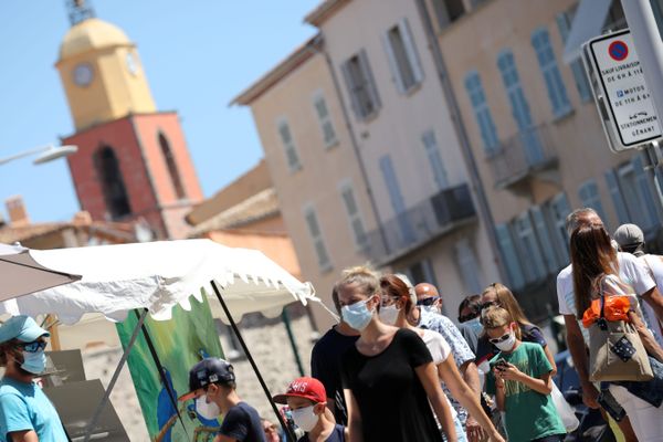 Dans le Var, le port du masque est obligatoire depuis le 8 août à Saint-Tropez, une mesure étendue à certains secteurs de La Seyne-sur-Mer et Carqueiranne cette semaine. 