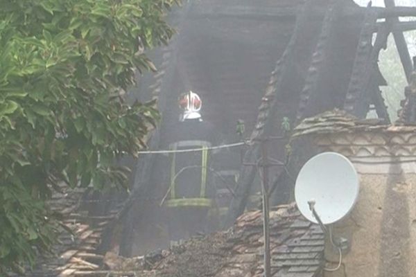 Incendie d'un bâtiment agricole Saint-Médard d'Exideuil