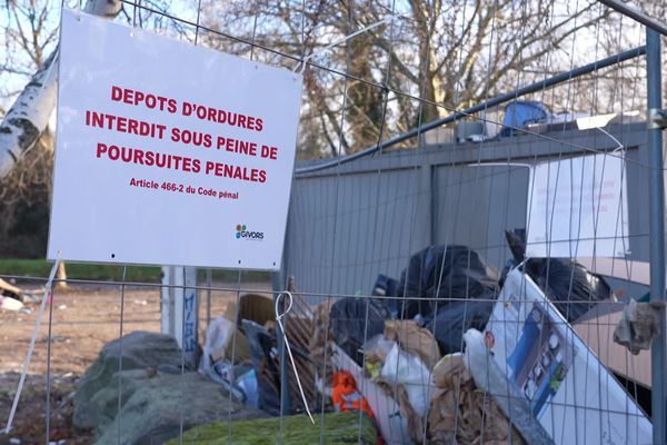 Après les inondations du 17 octobre 2024, à Givors, les déchets continuent de s'entasser.