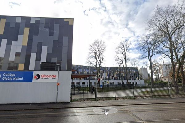 Le collège Gisele Halimi de Mérignac a préféré reporter la minute de silence en hommage à Samuel Paty après avoir découvert qu'un élève dissimulait un couteau dans son sac