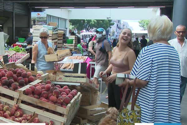 Sur le marché des Capucins à Bordeaux, nombreux sont ceux qui ne portent pas de masque