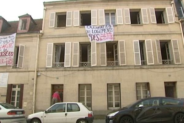 Après le  202 rue de bayeux qu'ils occupaient depuis début juillet, les militants du Collectif 14 ont investi  un ensemble de bâtiments  inoccupés dans la même rue entre les numéros 103 et 109 ce vendredi