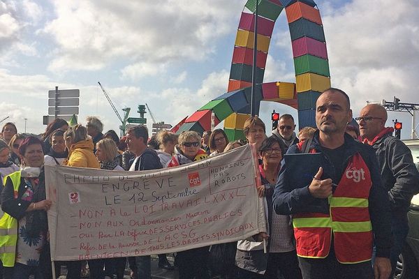 12 septembre 2017 : le départ, au Havre, de la manifestation contre la loi travail au pied d'une des œuvres monumentales créées pour les 500 ans du Havre "Catène de conteneurs" de Vincent Ganivet