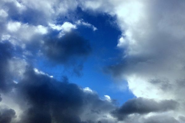 Quelques petits bouts de ciel bleu ce vendredi, dans un ciel le plus souvent bien gris